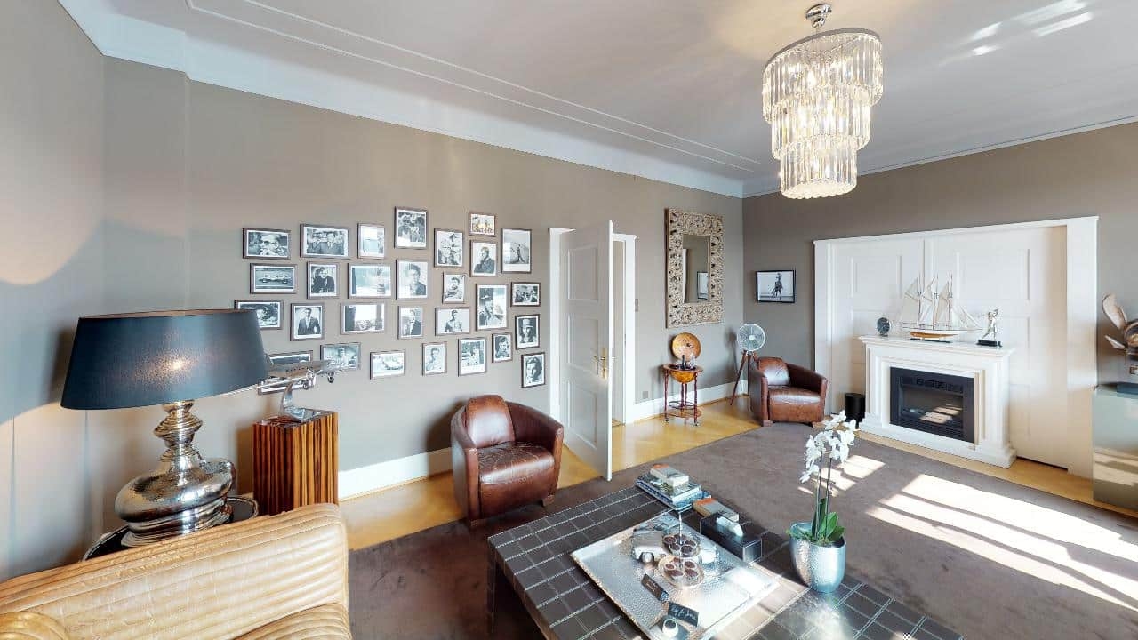 gentlemens living room
